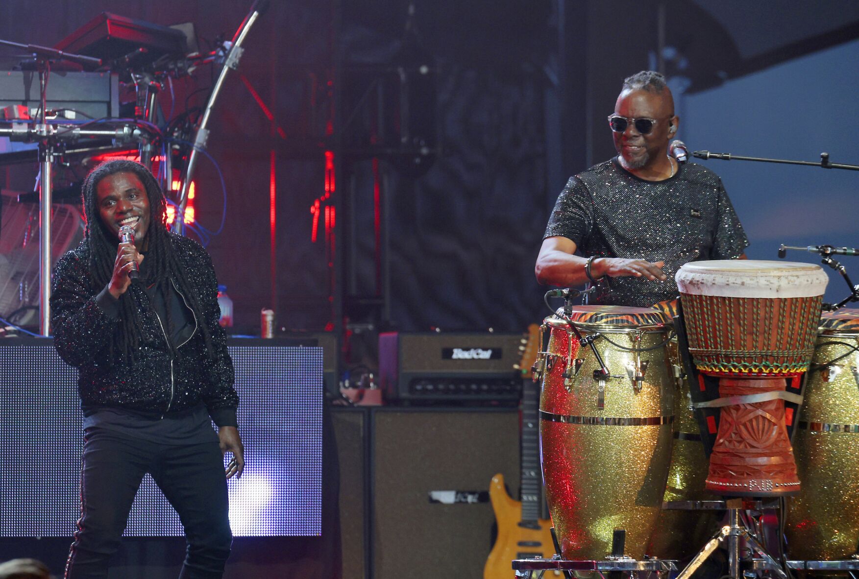 Earth Wind & Fire brave heat, perform at ӣƵ Music Park